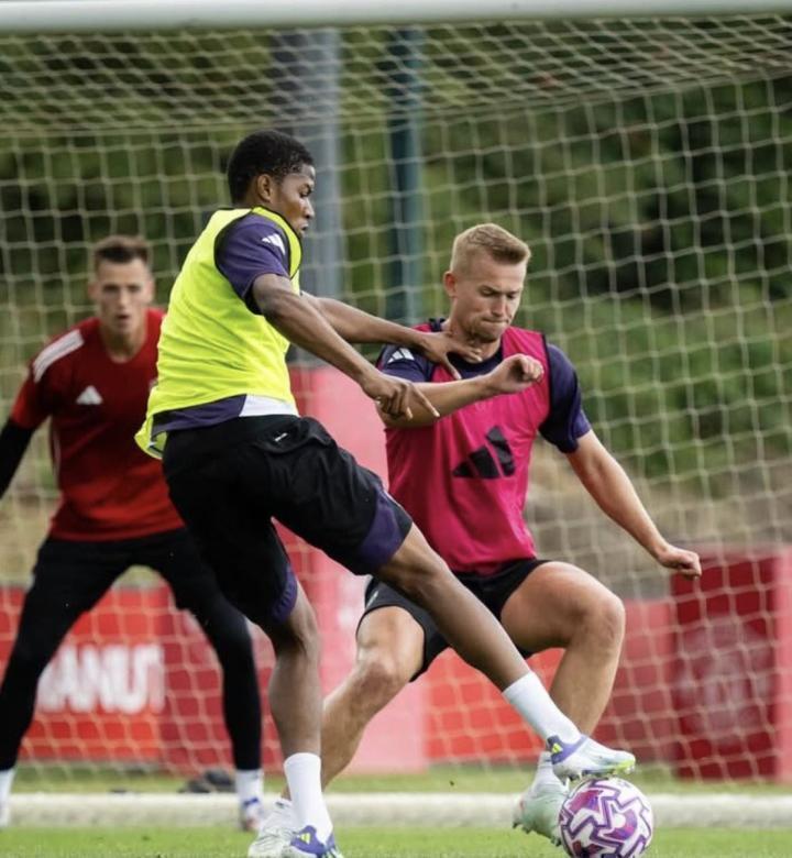 德利赫特背伤恢复存疑;曼联医疗团队全力应对。 体育新闻