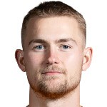 德利赫特背伤恢复存疑;曼联医疗团队全力应对。 体育新闻