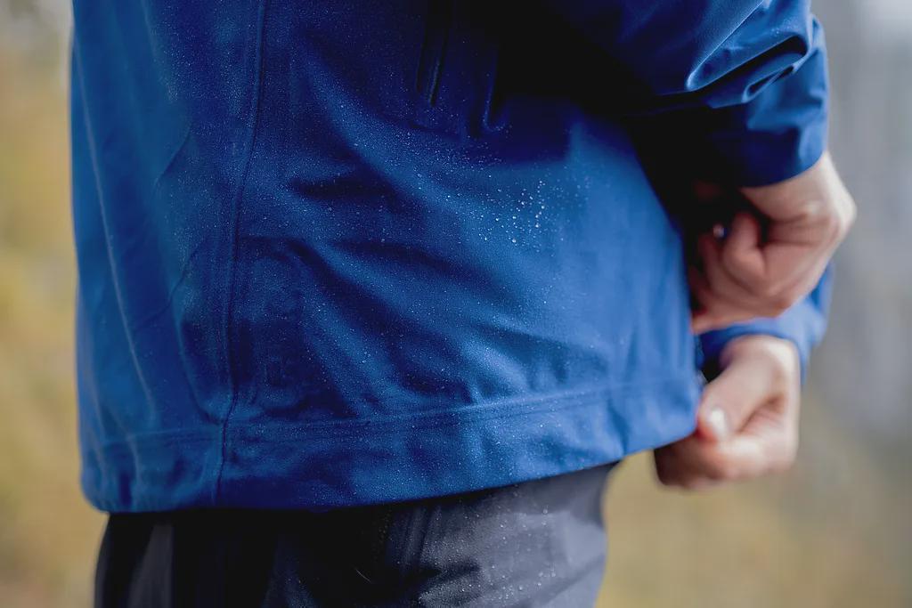 国际油价急升,合成纤维成本承压;冲锋衣市场面临调整压力,消费者需提前规划。 时尚用品