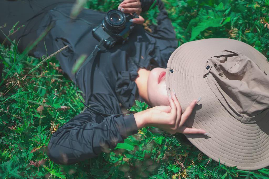 国际油价急升,合成纤维成本承压;冲锋衣市场面临调整压力,消费者需提前规划。 时尚用品