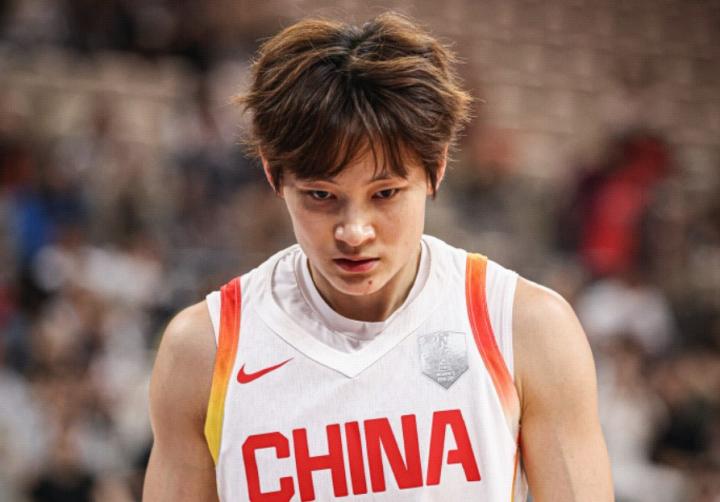 杨力维直言,长时间封闭集训非最佳路径;运动员需平衡训练与日常生活。 体育新闻