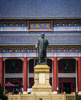  国务院第十一次全体会议召开；李强强调贯彻两会精神，推动高质量发展。 新闻