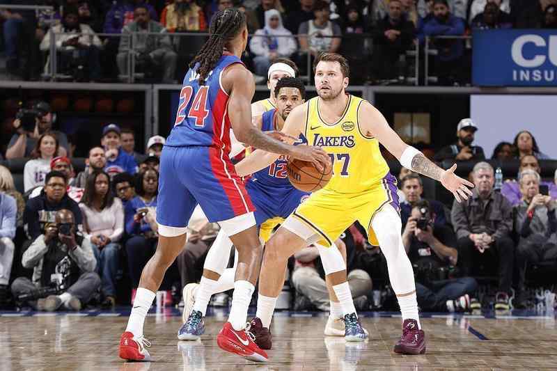  底特律活塞主场力克洛杉矶湖人；东契奇贡献32分难挽败局，詹金斯全场砍下30分。 体育新闻