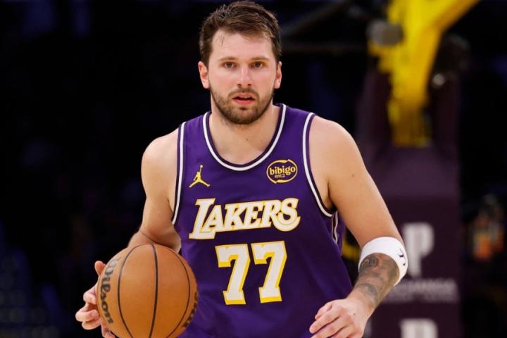  万千数据背后的极致逻辑：从东契奇单场四十加透视竞技本源 体育新闻