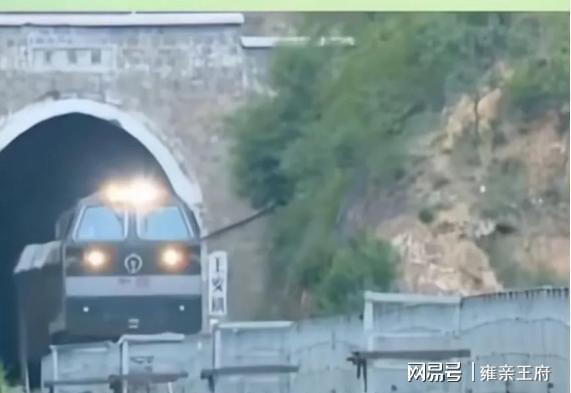  【技术解密】河北放羊人卢伟：暴雨中拦截火车的工务逻辑与技术决策链条 新闻