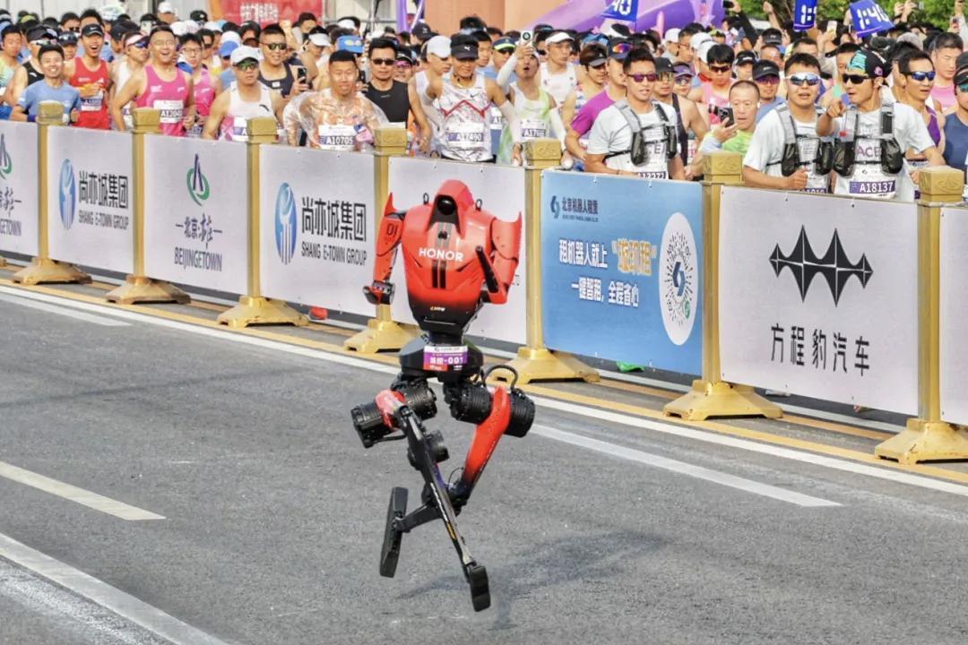 从4米/秒到6米/秒：荣耀机器人「闪电」一年技术跃迁全解析 IT技术