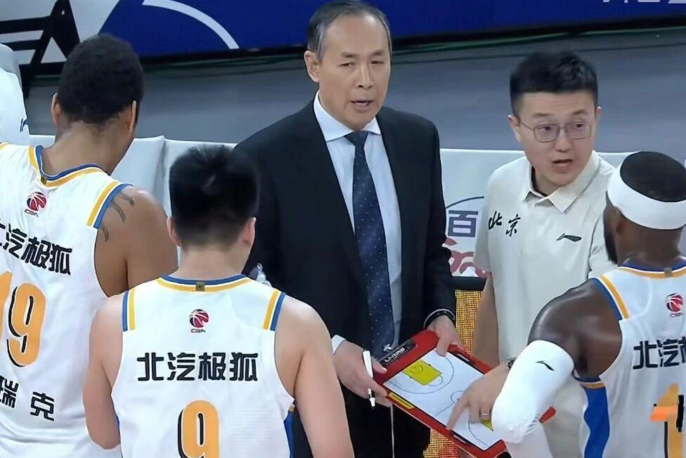  CBA常规赛37轮复盘：四强格局稳固与季后赛卡位的深层逻辑 体育新闻