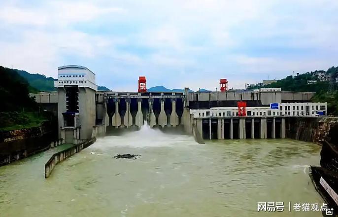  贵州坠江事故深度剖析：夜间驾驶视线盲区与临江路段风险管控的技术解法 新闻
