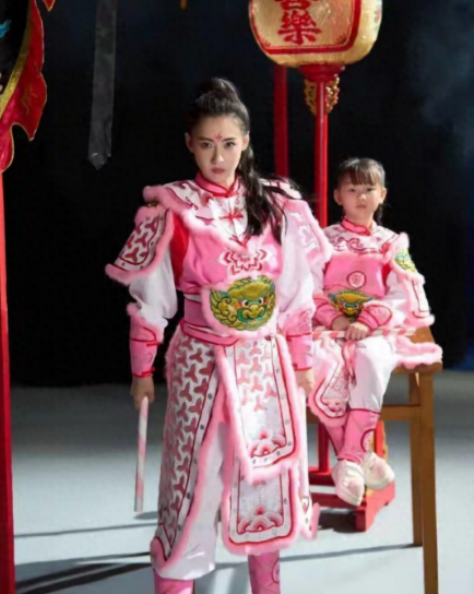  粉色战袍破圈记：张柏楨如何用视觉语言重塑英歌表达 娱乐新闻