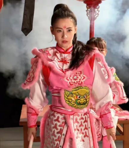  粉色战袍破圈记：张柏楨如何用视觉语言重塑英歌表达 娱乐新闻